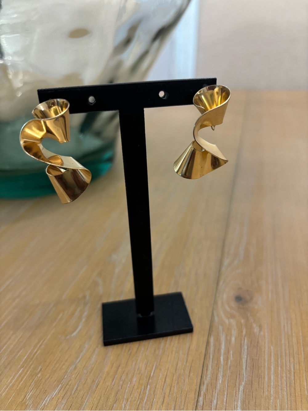 Twisted Ribbon Hoop Earrings in Polished Gold